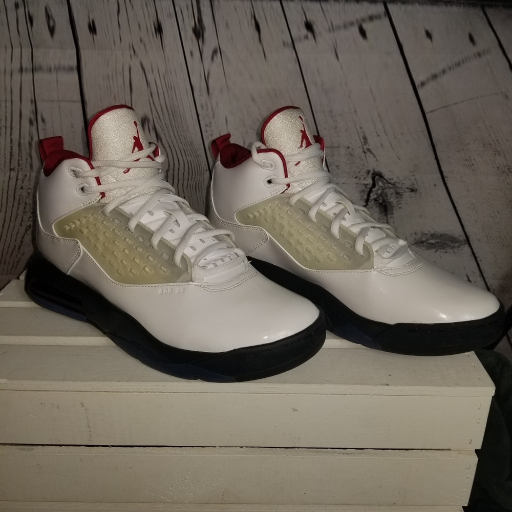 Nwot nike Jordan maxin 200 "white & gym red"